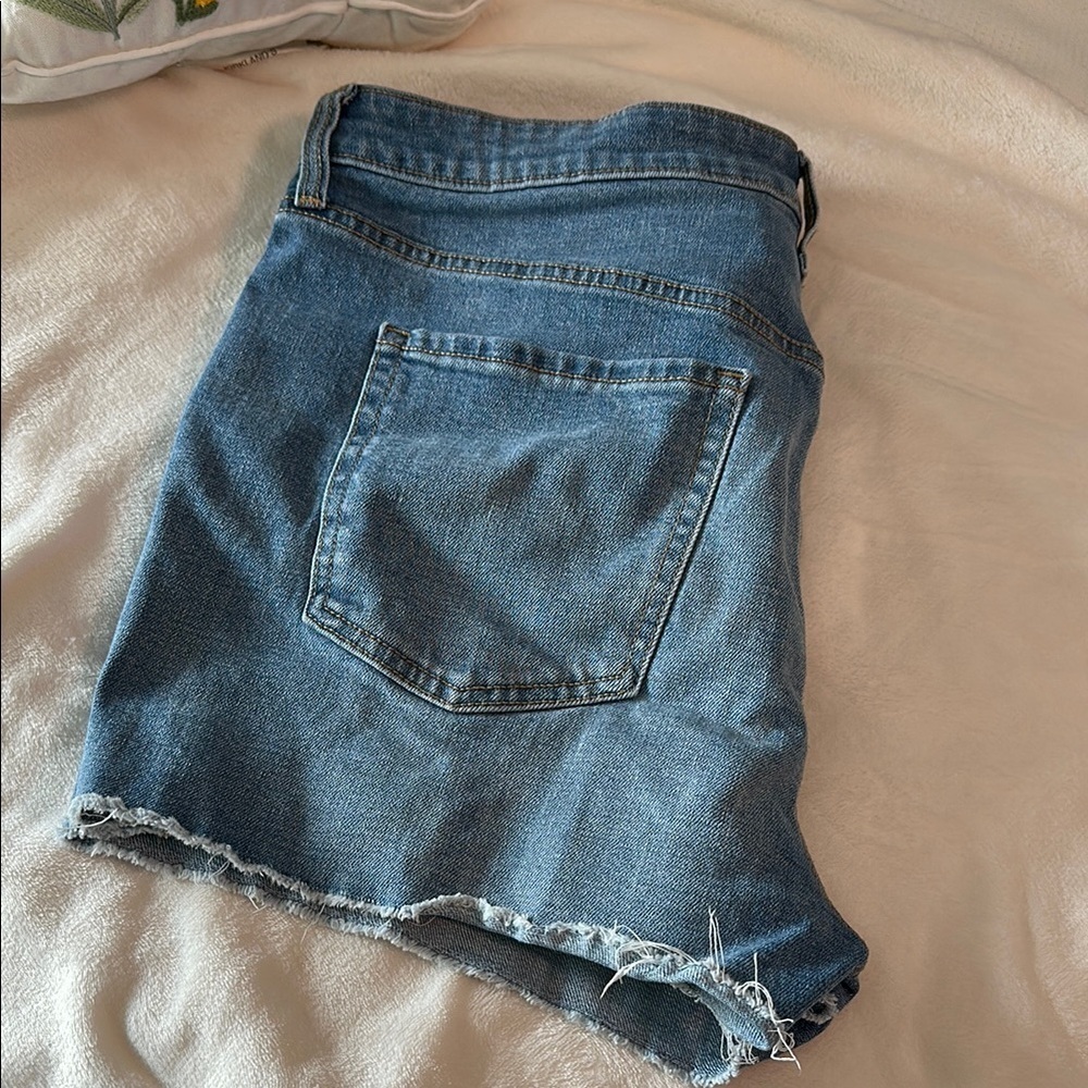 Old Navy Women's Blue Denim Shorts - Picture 4 of 4